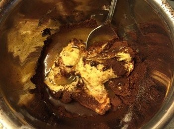 step5: 用膠刮抽起1/3的麵糊, 篩入可可粉和加入2湯匙的橙汁, 攪勻