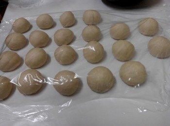 step4: 3、將發酵雙倍大的面團拿出排氣，然後分割每粒35～36克的小面團