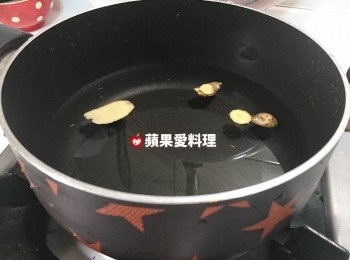 step3: 取鍋放入4片薑片和水（可蓋過魚的水量即可），開大火煮滾。