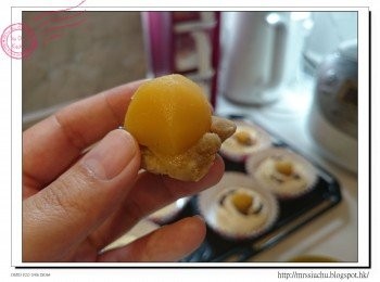 step6: 把甘栗餡壓平, 包住栗子甘露煮底部, 再塞入麵團中央。