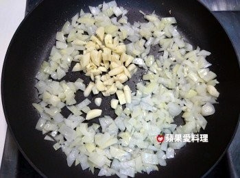 step3: 洋葱炒到變透明時，放入蒜頭拌炒。