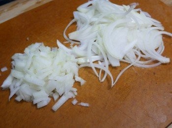 step2: 洋蔥洗淨去皮，一半切絲，一半切粒