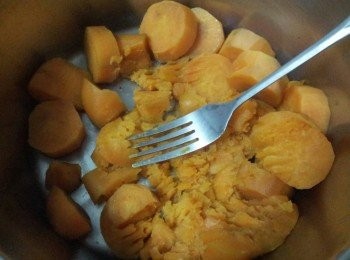 step2: 地瓜洗淨去皮切塊後放入內鍋中 , 外鍋加入1.5杯水 , 煮至開關跳起即可 , 取出地瓜後再用叉子搗成泥狀