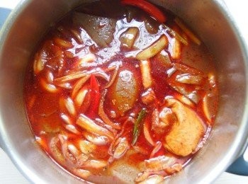 step8: 加入大豆乾及鴨血煮滾後,蓋上鍋蓋小火燉煮30分鐘。先讓豆乾及鴨血入味後,再加入所有材料燉煮(菇類及青菜容易煮熟的材料,可在起鍋前加入煮熟即可)。煮至所有<span class="group_1">食材</span>入味再加入少許海鹽調味即可。