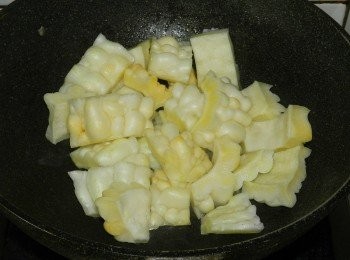 step3: 用半煎炸的方式炸苦瓜