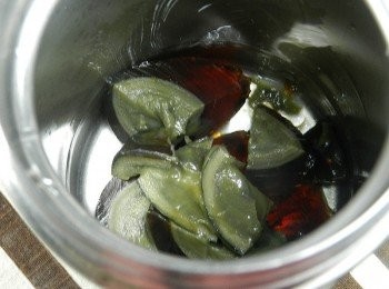 step6: 皮蛋切好，先放入悶燒杯中