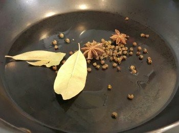 step3: 熱油，加香葉，花椒八角炒一炒