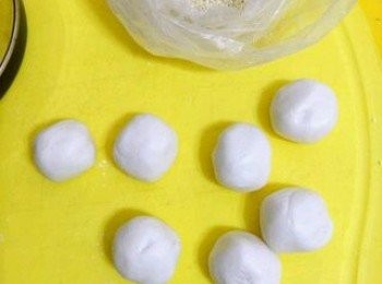 step2: 麵團靜置10分鐘左右，然後分成等分的小球。