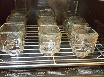step7: 玻璃樽洗淨放入蒸爐消毒15分鐘。
