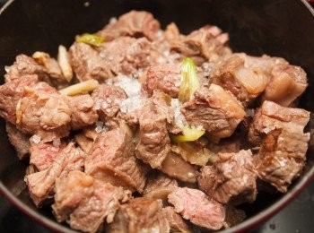 step3: 再來加入冰糖、辣豆瓣醬與步驟1的牛肋條一起炒香。