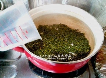 step3: 再加入第二次水(50ml)繼續用中火炒多2分鐘至收乾水份