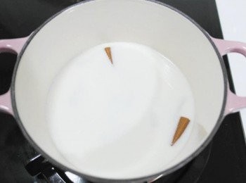 step4: 取一鍋倒入牛奶與牛奶糖小火將糖果融化~~