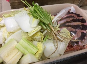 step5: 雞吃完即可加蟹及瓜菜入煲內，有其他海鮮或肉，也可繼續火鍋。