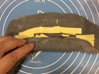 step5: 然後捲成長條。