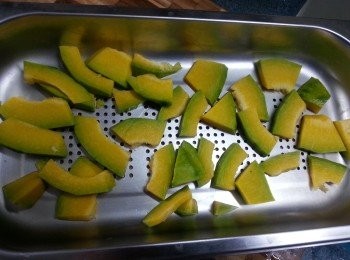 step2: 南瓜去皮切片蒸10分鐘灘凍待用