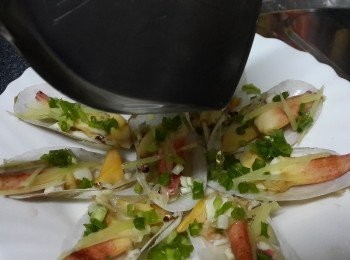 step5: 鍋燒熱油，將熟油淋入