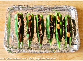 step4: 在已對剖的秋葵內，直接填入香菇昆布黑菇醬與些許醬汁。