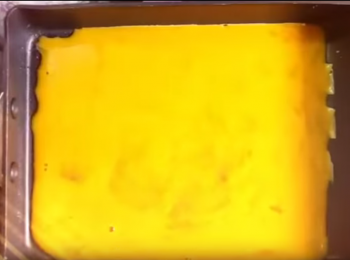 step3: 開中小火⑤ 待鍋子熱了，倒進約1/3的蛋液。
Heat the pan at low to middle heat⑤. Then pour in about 1/3 egg mixture.