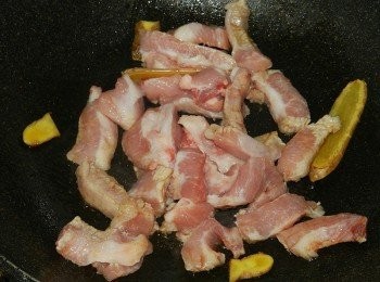step2: 松阪豬切塊後下鍋炒