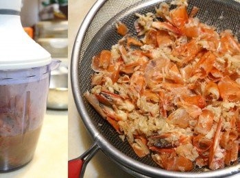 step4: 製作高湯：將蝦頭及蝦報煮好的高湯過篩備用