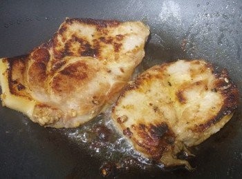 step2: 先煎香(或用焗爐焗)豬扒至8成熟，再剪成細件