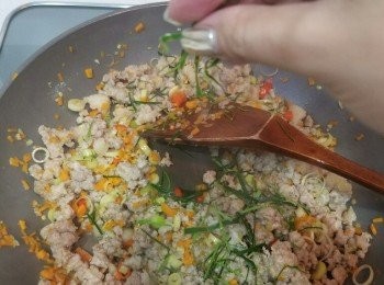 step3: 肉鬆差不多時，落檸檬葉及青檸汁，兜习熄火，盛起。