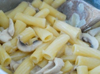 step5: 最後下芝士碎和巴西里碎即成！