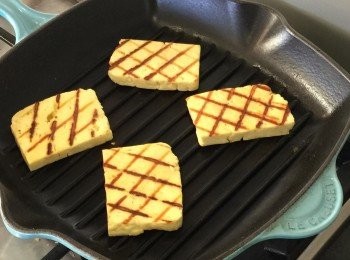 step3: 將 Haloumi 芝士，從包裝取出，先切開一半，再切成約半CM厚度。用中大火煎香 Haloumi芝士2 面至金黃色。