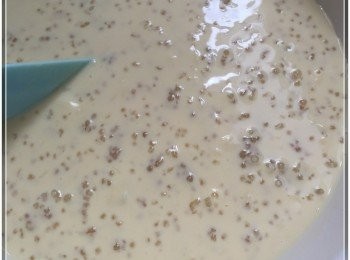 step3: 將水218g和糖煮溶並煲滾, 熄火, 慢慢倒少許入4)中, 要一邊攪拌4), 一邊倒入糖水, 將5)倒回煲中, 開中火/小火, 用手動打蛋器攪拌, 粉漿受熱後會開始冒煙, 加入西米，也慢慢變杰身 (稀杰度像打至七分發的淡忌廉, 但不要煮太杰, 因為加入西米後會十分杰), 熄火