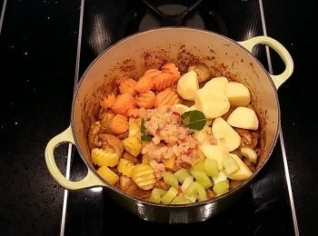 step13: 加入蘋果泥,月桂葉及所有蔬菜(玉米筍除外)拌炒。