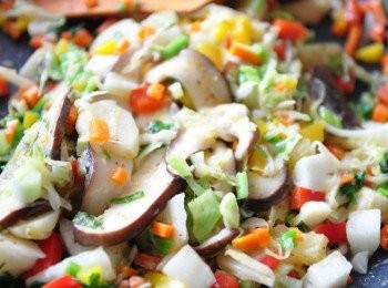 step8: 炒熟起鍋前，放入鹽巴及風味鹽調味