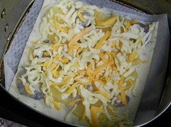 step4: 底部鋪上烘焙紙，入氣炸鍋先120度13分鐘，再180度3分