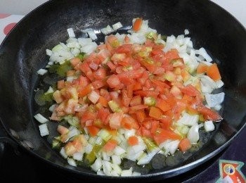 step2: 加入蕃茄丁拌炒