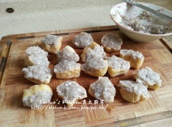 step3: 將魚肉釀入豆卜內 , 放入鑊中用中火慢慢煎至兩面金黃色