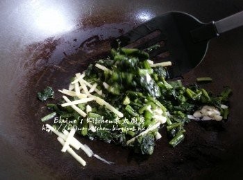 step9: 燒紅鑊 , 將雪菜 , 薑絲及蒜粒放入鑊中拌勻炒香