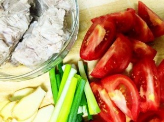 step1: 排骨川燙洗淨、蕃茄去蒂切大塊、蔥切段