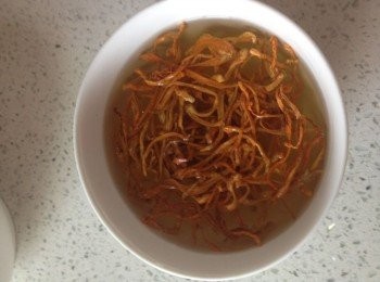 step2: 蟲草花用溫水浸泡3分鐘備用。