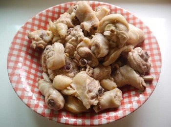 step1: *煮一鍋水，將洗淨的雞肉放入鍋中汆燙，撈起瀝水，備用。