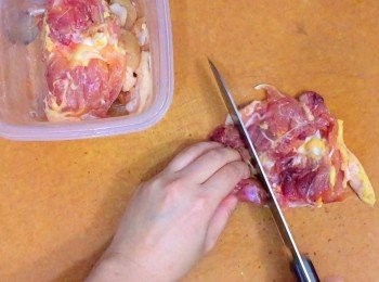 step1: 將雞肉洗淨抹乾後切塊