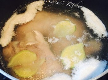 step2: 雞腿洗淨去皮，將脂肪切去，連骨加入4片薑片，凍水落鑊煲至滾，熄火瀝乾備用。