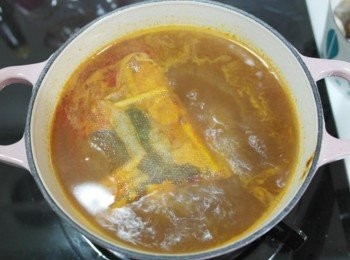 step4: 取一鍋水滾後~放入香料小包包及調味包^^ 魚露先不用放喔!!!