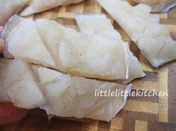 step1: 班肉切件，切花，用鹽和胡椒粉調味