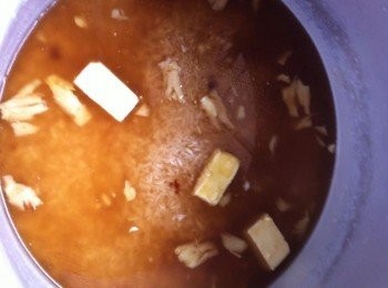 step2: 攪拌均勻，斑斕葉打結加入。