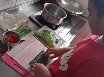 step3: 在依序放上一片海苔與其他的<span class="group_1">食材</span>