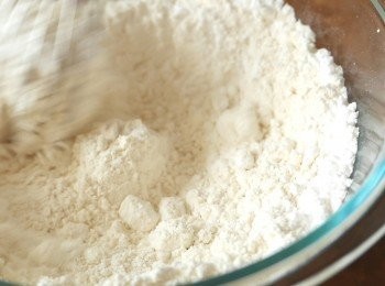 step3: <span class="group_1">原味</span>：把低筋麵粉和糖粉以手動打蛋器拌勻打散粉粒。／／<span class="group_2">朱古力味</span>：把低筋麵粉、糖粉和無糖可可粉以手動打蛋器拌勻打散粉粒。