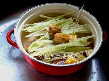 step6: 煲內放入竹庶 , 粟米 , 栗子肉 , 粟米皮 , 粟米鬚及蜜棗 , 加入適量水