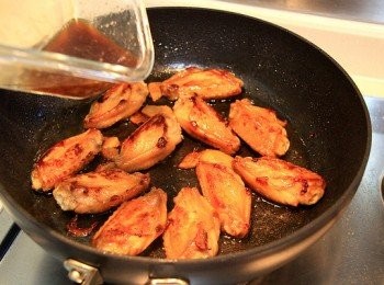 step4: 熱油，<a href="https://bit.ly/3zHU5V3" target="_blank" data-keyword="雞翼" class="guide-link"><strong>雞翼</strong></a> <span style="display:inline-block;vertical-align:middle;margin-top:-3px;color:initial;border-radius:3px;padding:2px 3px;font-size:12px;line-height:14px;background:#87d300;color:#fff;">即買</span> 下鍋，少許蒜末跟少量老抽混合后倒入鍋中，煎熟翻面再煎熟即可。