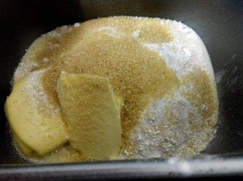 step1: 做法
所有<span class="group_1">食材</span>（Jojo Low細細語：是的......包括黃油）。放入麵包機或廚師器和面至拓展狀態
＊如发觉面团太沾手/麵團太濕，可撒入一些面粉。不可太多，要不然面包口感就不好啦！
