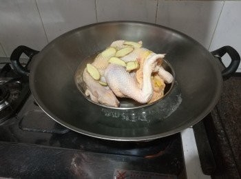 step3: 燒一鍋水。把薑片放在雞上，蒸約 30 分鐘。(雞熟後，碟子上的雞油不要倒掉。)