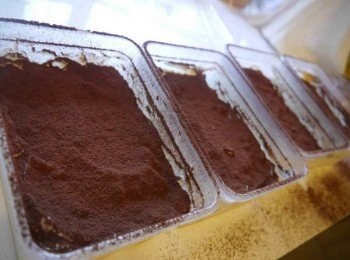 step7: *食用前解凍，灑上可可粉即可以食用